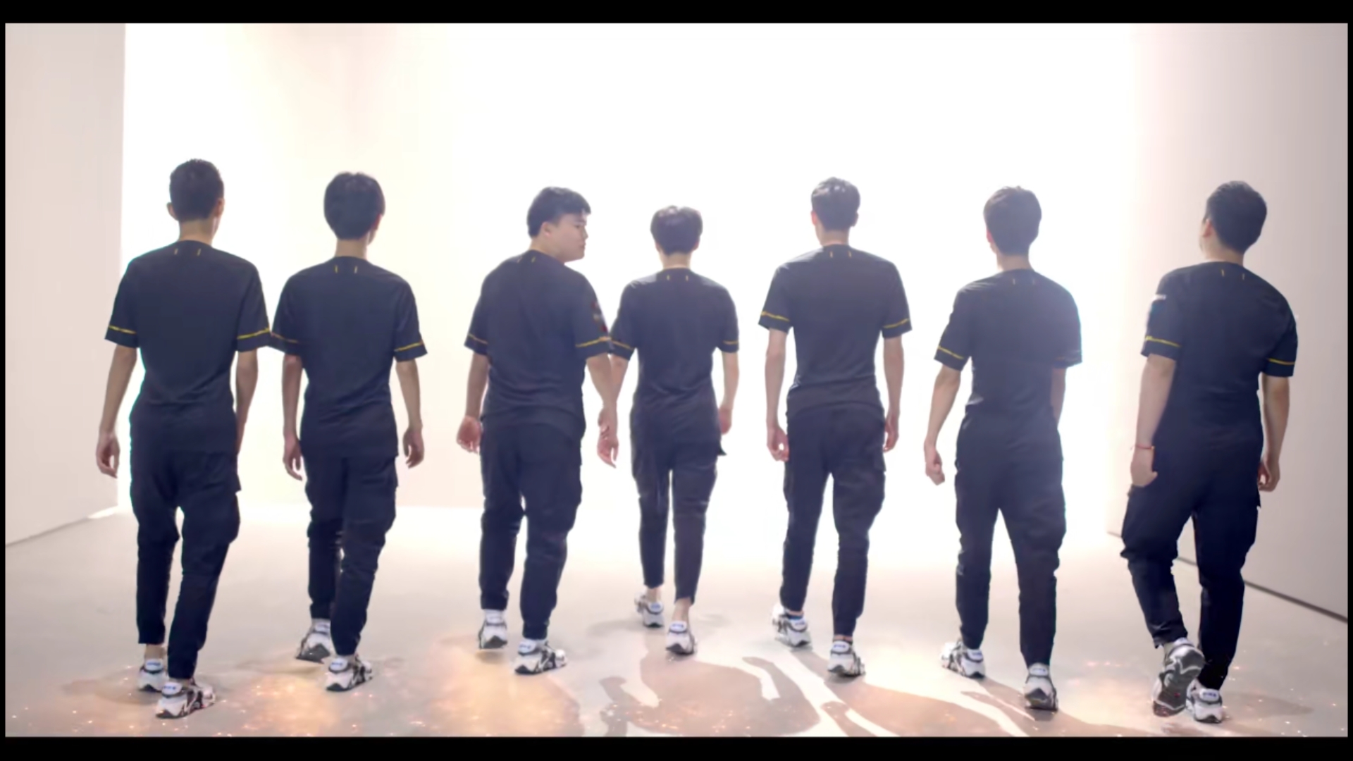 宣传片中帅气的镜头相当的多,如象征s8王座的ig六人组,浴火重生的小