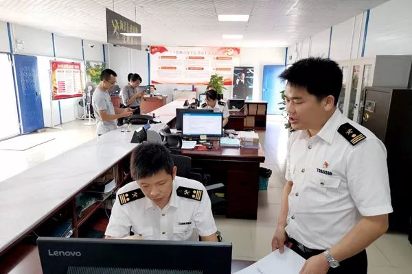 东兴海关副关长黄雄到北仑河二桥临时验货场跟班学习调研通过赴业务