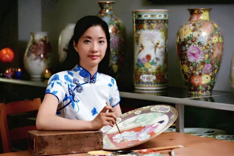2006年起与父亲许恩福大师参与"广彩进校园,进社区"的活动,从幼儿园到