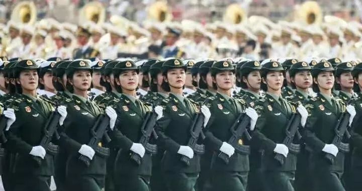 高平姑娘好样的国庆阅兵女兵方队第一排