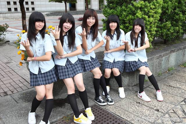 镜头下各国学生的最美校服看到韩国的瞬间亮了