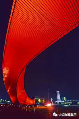 今日头条天安门广场红飘带展示中国建筑业最高操作水平