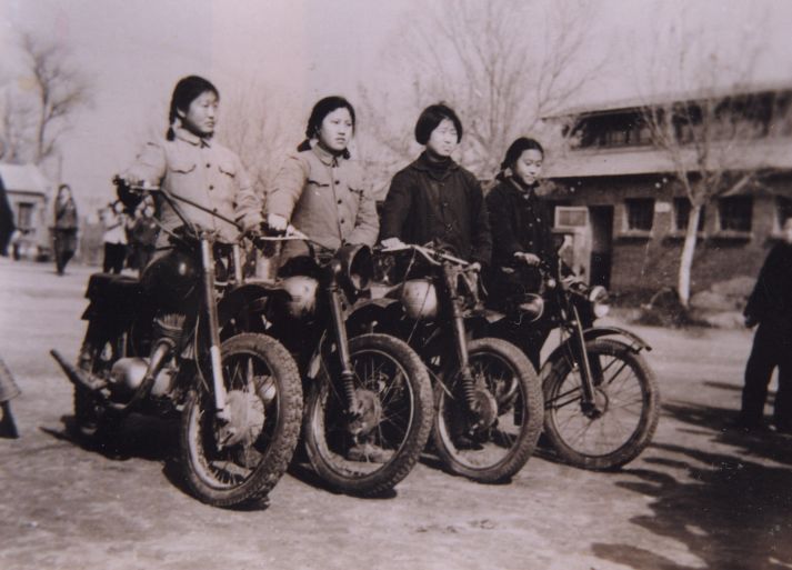 50年代,4位女摩托车能手选入北京摩托车队 1950-1959