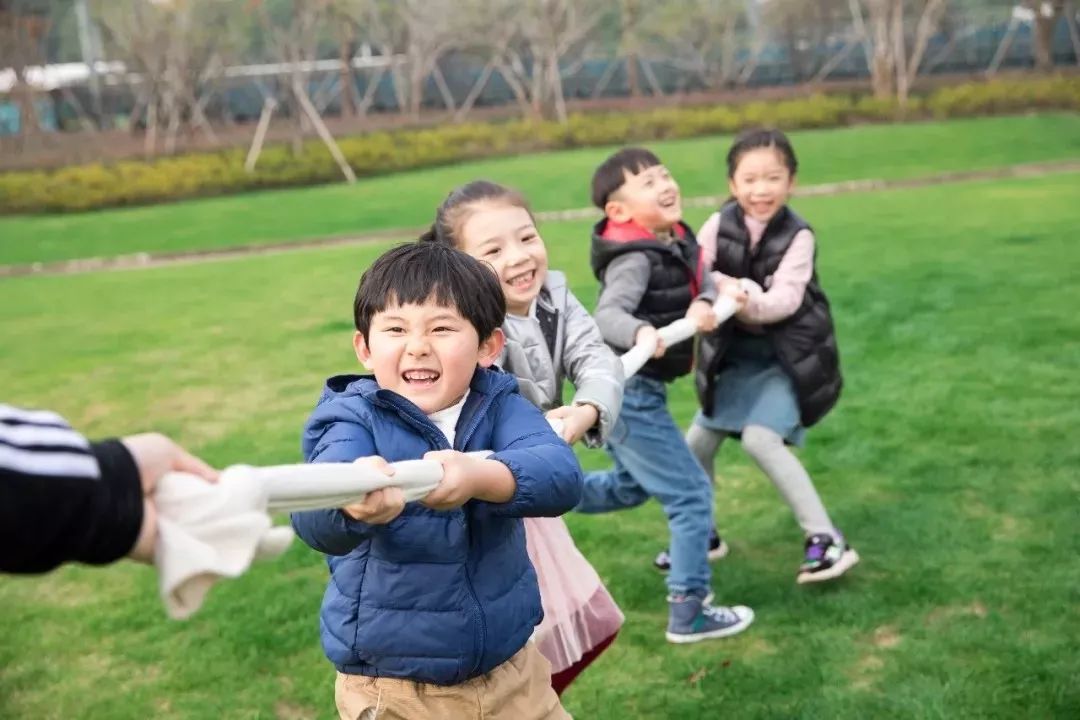 亲子趣味拔河小朋友的力气总归不如大人但是全力拼搏参与也很棒棒哦