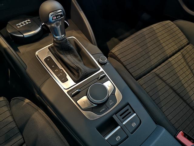 最美素颜车 到店看奥迪a3 35两厢运动