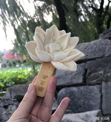 圆明园出品的白色荷花雪糕▲景山公园的牡丹花雪糕▲郑州二七塔砚糕