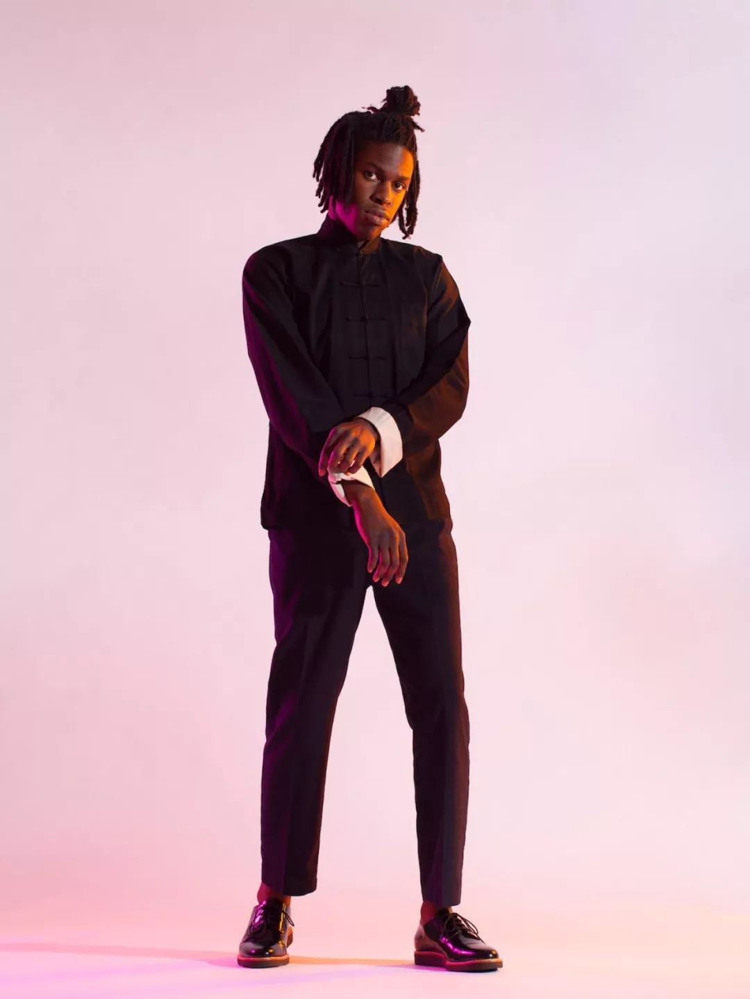 daniel caesar加拿大的土地似乎格外适合 r&b 歌手成长,在相继走出