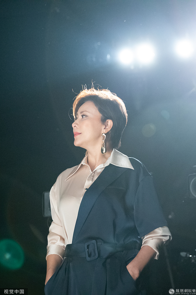 气场超强!53岁刘嘉玲亮相时装周 短发造型又美又飒