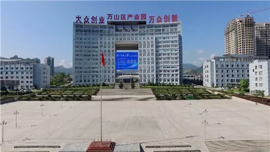 仅在万山"大众创业·万众创新"产业园,就有金融,法律,创客等71家企业