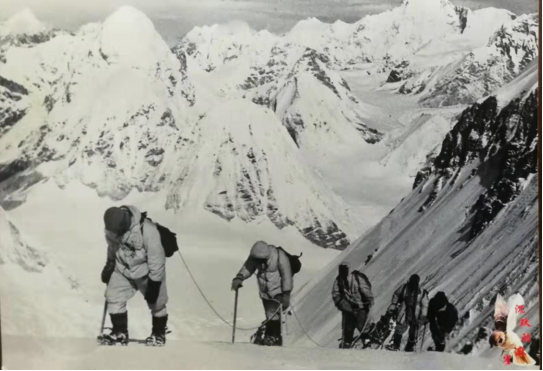 1975年中国登山队在攀登珠穆朗玛峰.
