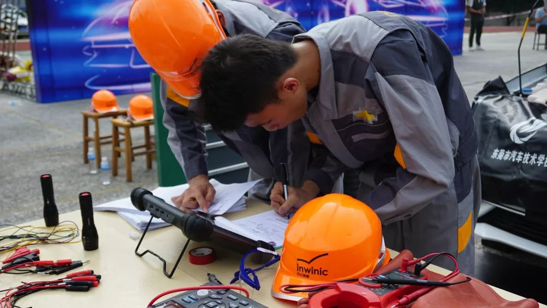 滑动查看更多精彩瞬间李威,伍明浩等8位指导老师,在相应的工位仔细