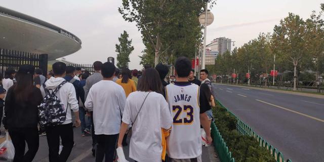 经济观察网 记者 叶心冉 下午5:10 nba中国赛上海站湖人vs篮网举行地