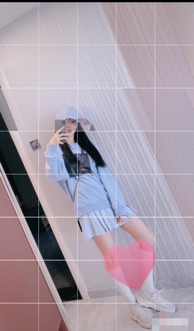 她对着镜子凹着各种姿势自拍,似乎玩的不亦乐乎.