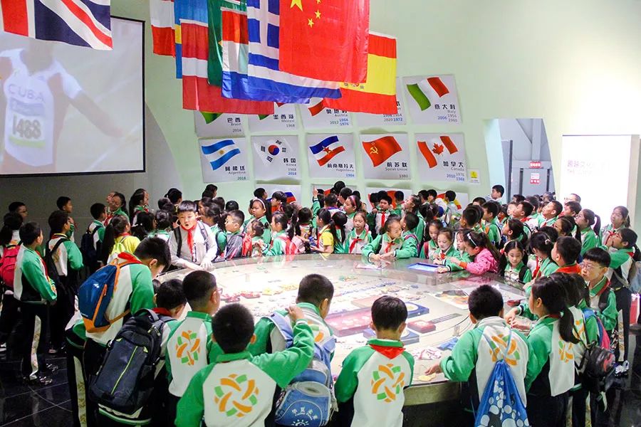 完全人格首在体育丨天津河西区名都小学名都小学来我馆进行课外活动