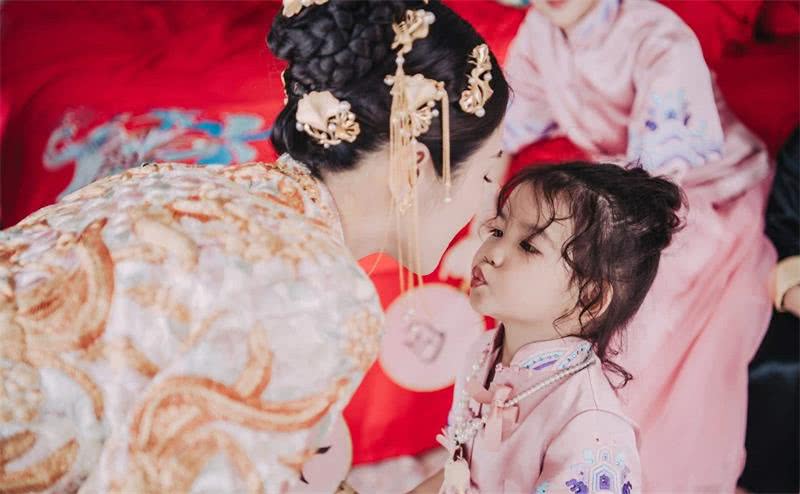 杨烁的妻子王黎雯也是一位演员,曾经主演过当时孩子们很喜欢得电视剧