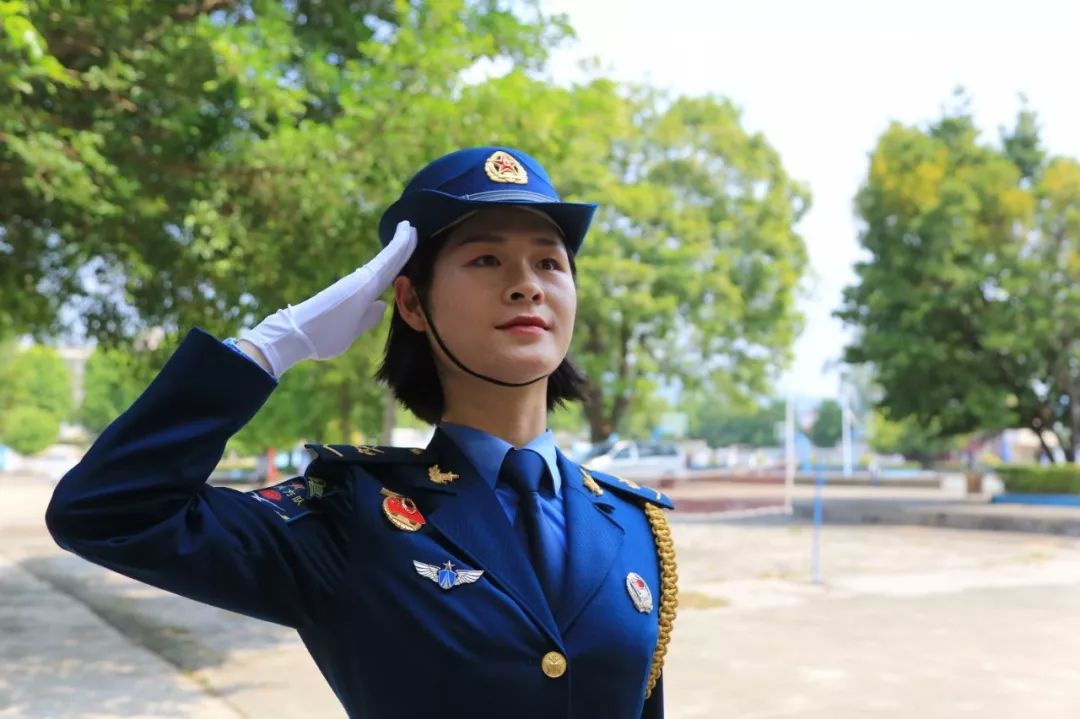 参加国庆阅兵仪式的肇庆美丽的姑娘回家啦!_黄栎婷