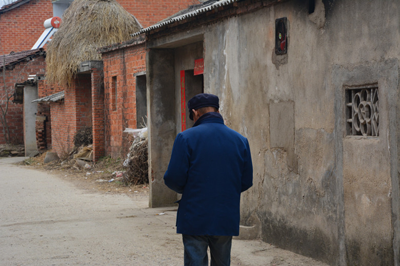 2019年10月11日00:30 失眠于尚市村落,如同老人一同老去,中山装的背影