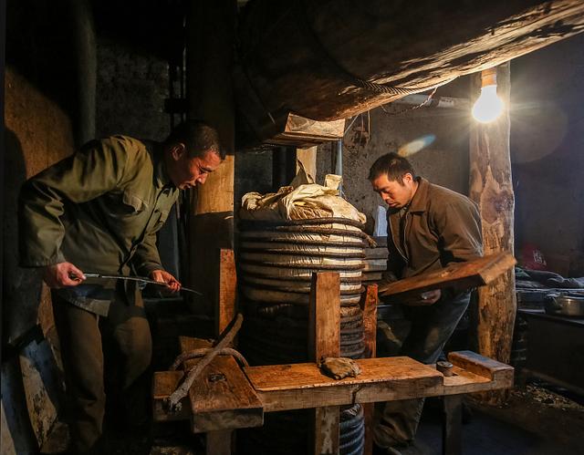 农村乡镇上有很多榨油坊,免费榨油,他们以什么为利?