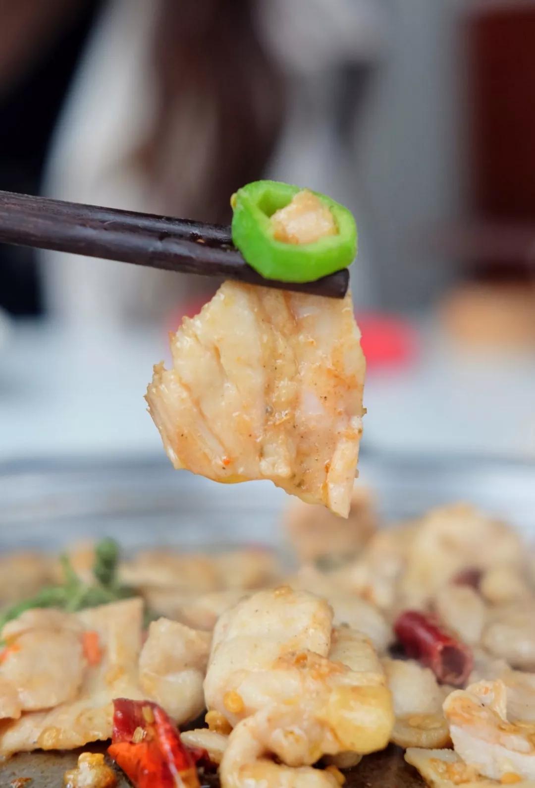 猫抓巴沙鱼猜猜这被包裹严实的东西是什么?dei!是巴沙鱼没错了!