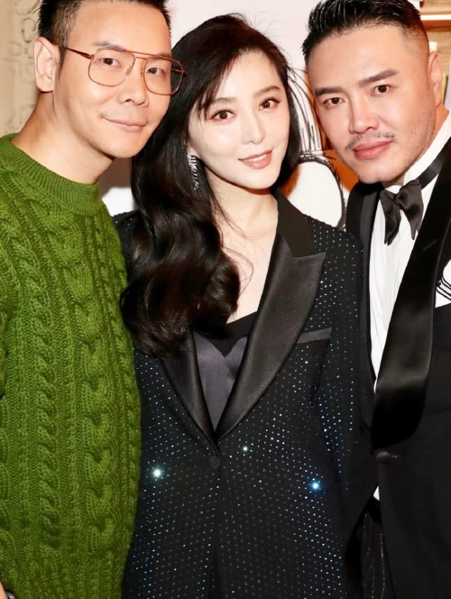 原创范冰冰亮相活动散场后获众人拥簇人气不减,皮卡丘手机壳暴露童心