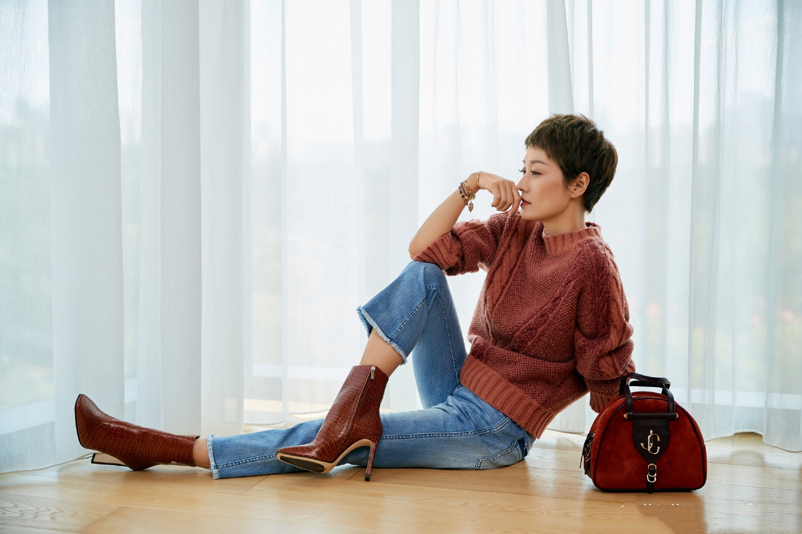 马伊琍做回最美的自己毛衣配牛仔裤早秋带货换个妆容光彩照人