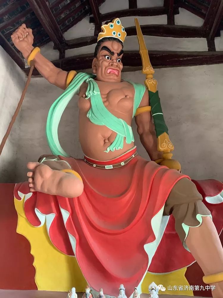 始建于元代,现为清代遗物,里面有护法金刚,俗称"哼哈二将",塑在山门里