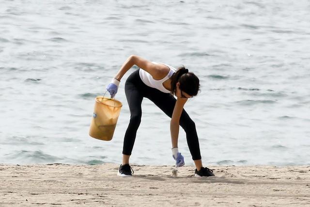 超模肯达尔·詹娜现身马里布海滩,她看起来玩得很开心