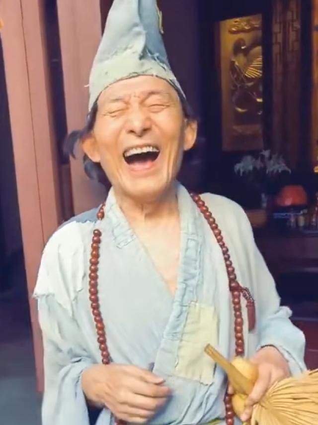 原创济公爷爷返老还童拍时尚大片86岁高龄依旧精神抖擞