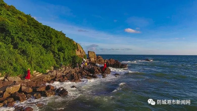 怪石灘位於防城港江山半島南端,坐落在半島第二高峰——燈架嶺腳下,距