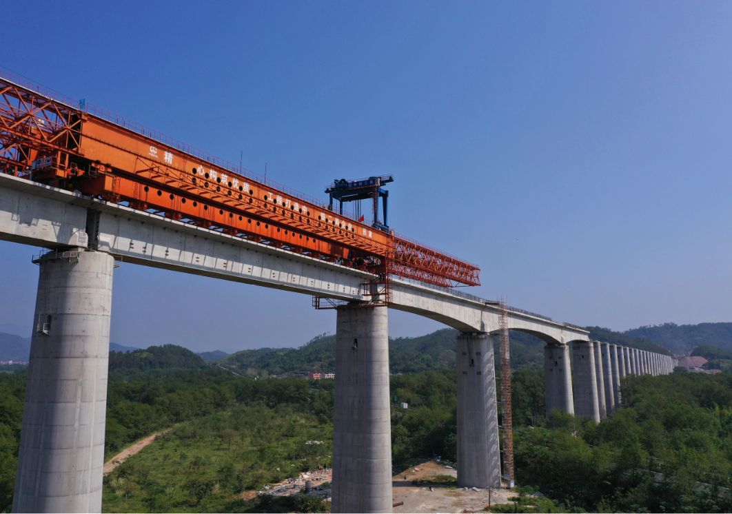 该大桥共有61个墩台,桥跨结构由24孔节段拼装梁,(60 100 60)m连续梁