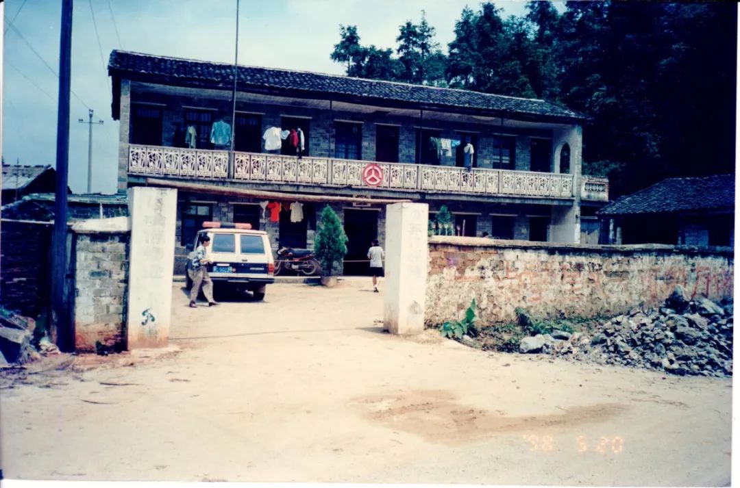 道 班▲现在的320国道▲上世纪90年代初期的320国道320国道路基防护及