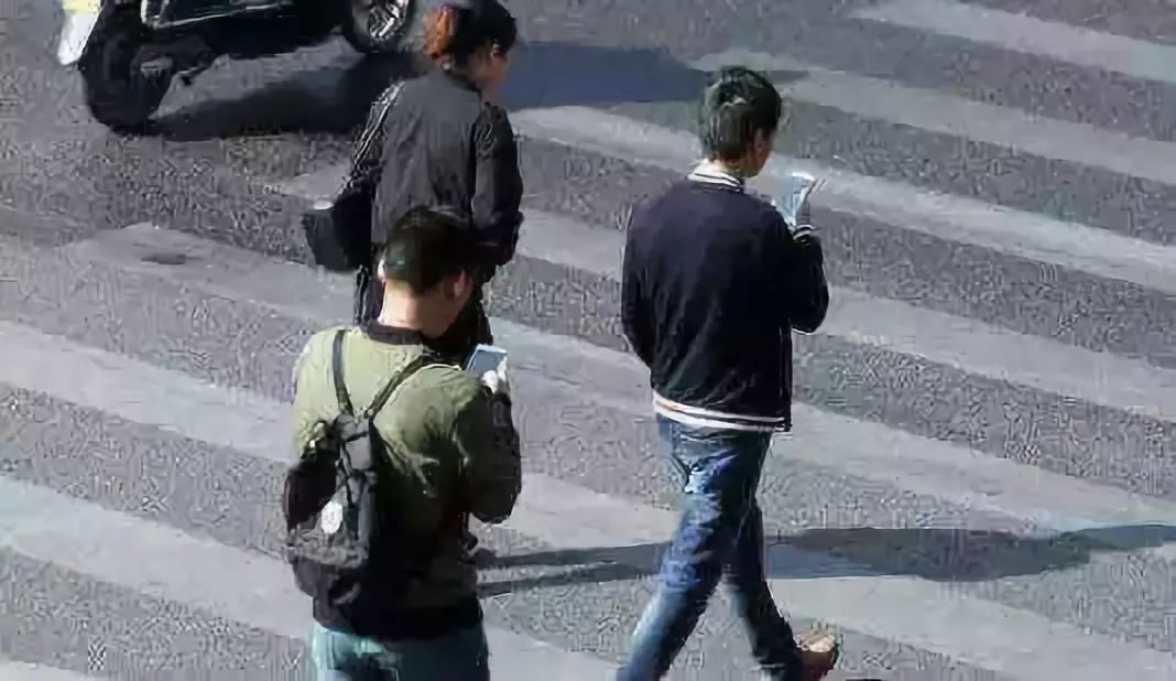 过马路"低头玩手机"最高罚50元!这个地方出手了!