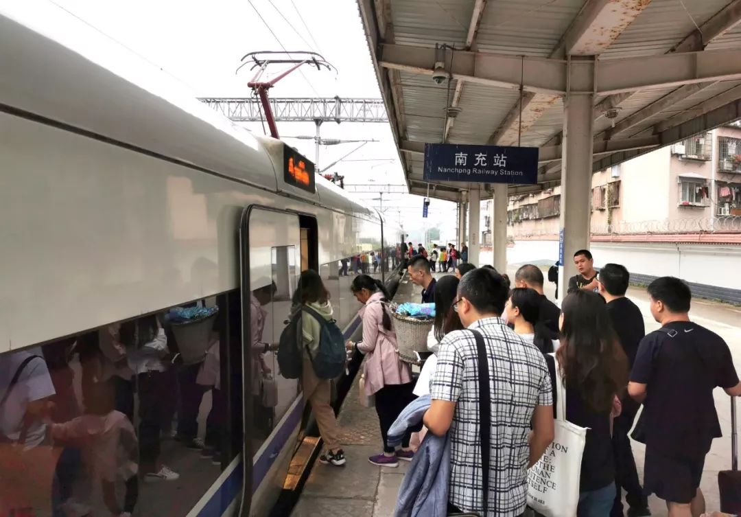 广元 16:07 发车,经停南部, 南充北,重庆西,桐梓北和遵义等 6 站,当晚