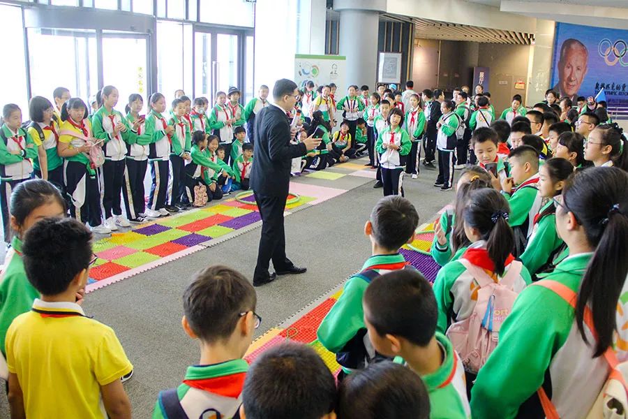 完全人格首在体育丨天津河西区名都小学名都小学来我馆进行课外活动