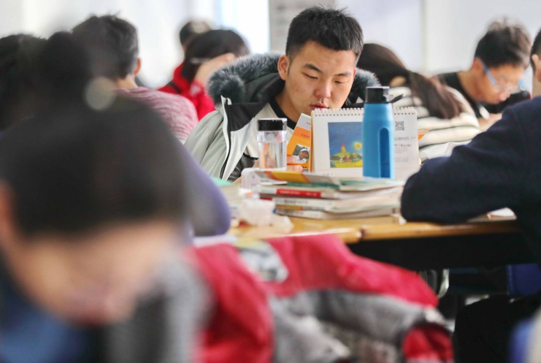 高校图书馆招聘_河海大学图书馆召开干部大会(4)