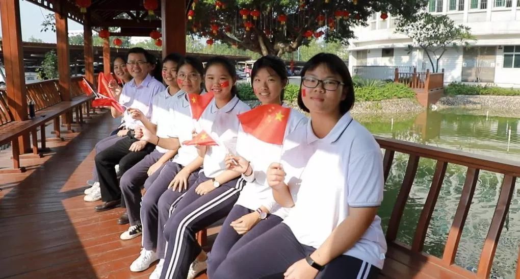 传递爱国心声火炬一中师生快闪歌唱祖国