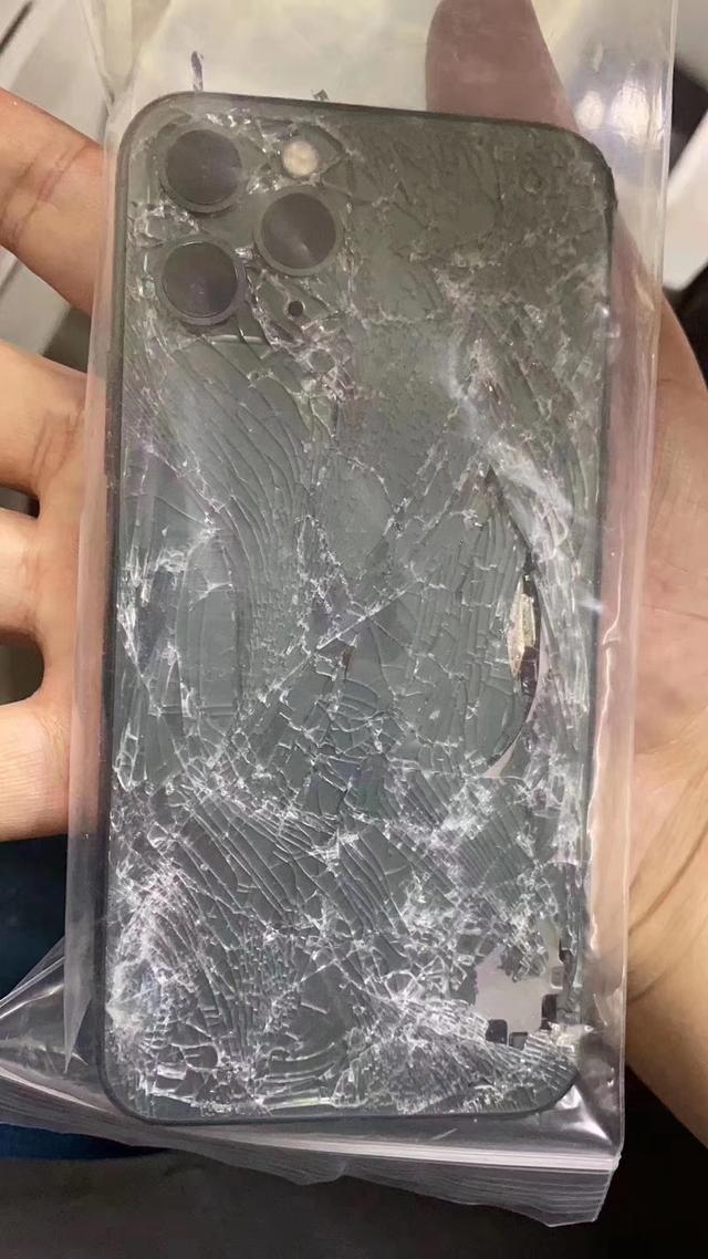 iphone11pro碎成蜘蛛網,即便是採用最堅硬的玻璃也難逃碎命!