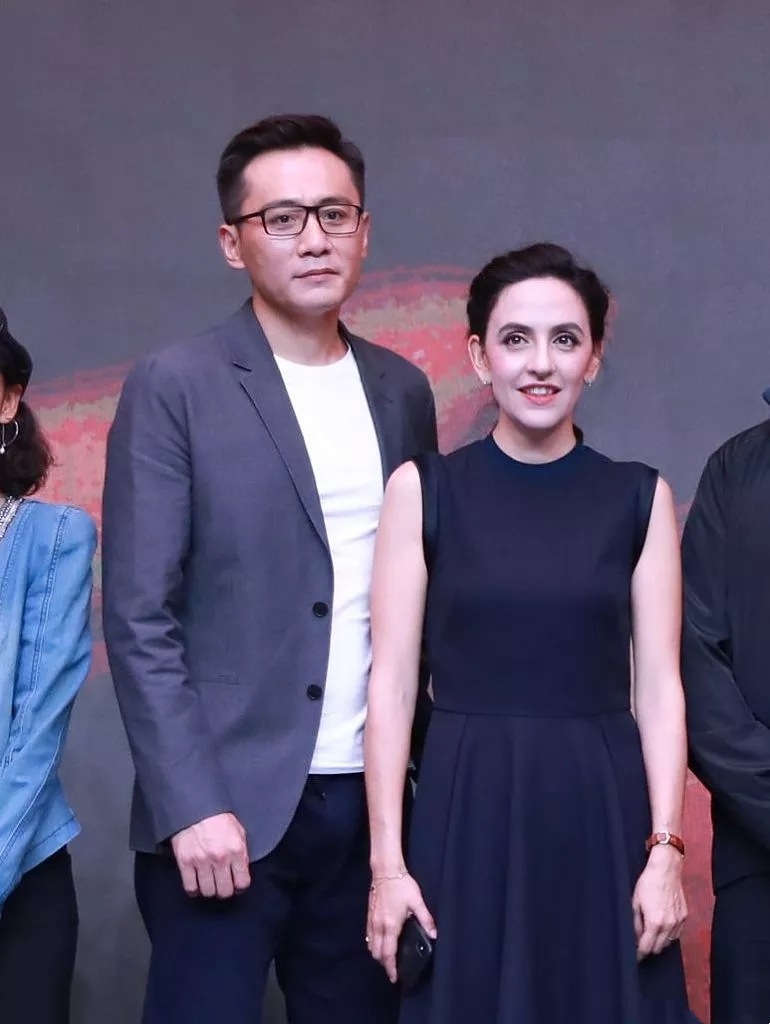 原创刘烨罕见携妻现身,40岁安娜"崇拜脸"看老公,结婚10年还腻歪