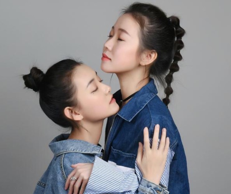 有种"宠妹狂魔"叫蒋依依姐姐,当两姐妹合照,谁注意姐姐站姿?