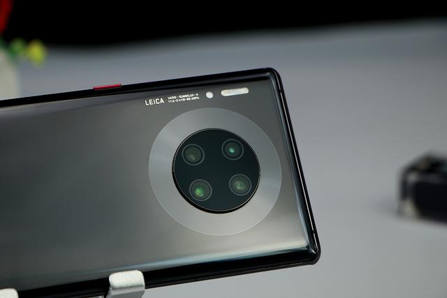 但面积已经小了不少,包含了姿态感应器,3d深感摄像头,环境光传感器等