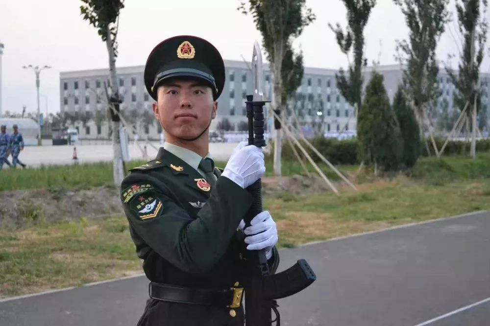 冯雄雄235个日夜的坚持只为踢着正步走过天安门广场