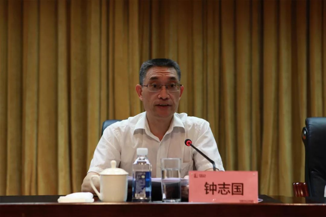 勘探局有限公司总经理,党委副书记,分公司总经理钟志国主持会议并在