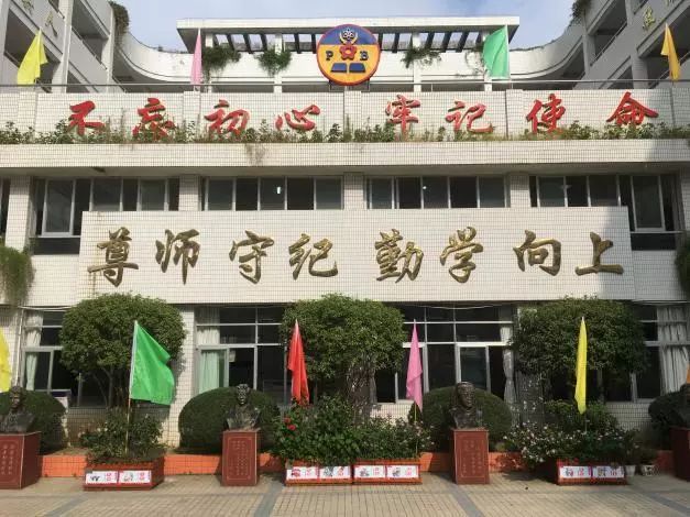 潮阳平北小学300余名师生签下了各自的名字