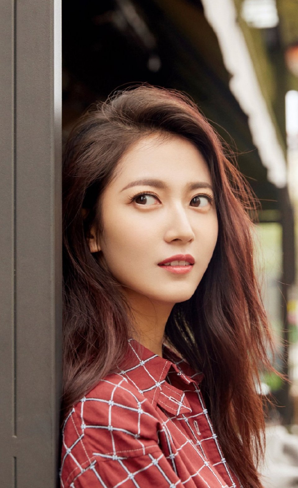 最美赵敏陈钰琪一身衬衫裙显露出修长美腿