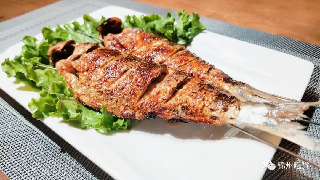 烤池鱼鱼身饱满,外表的鱼皮酥脆,内里的鱼肉嫩滑鲜香,真正的外焦里嫩