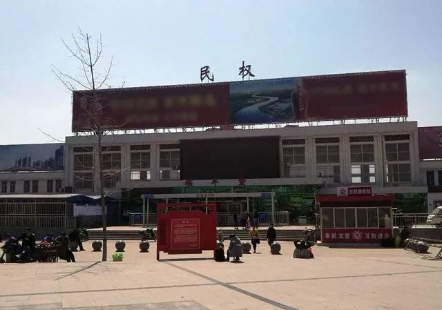 商丘站在市區內,民權北站在民權縣城內,而永城北站卻遠離永城縣級市