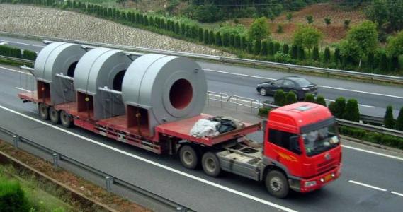 一个钢卷至少有好几吨重,考虑到装卸问题,大部分钢