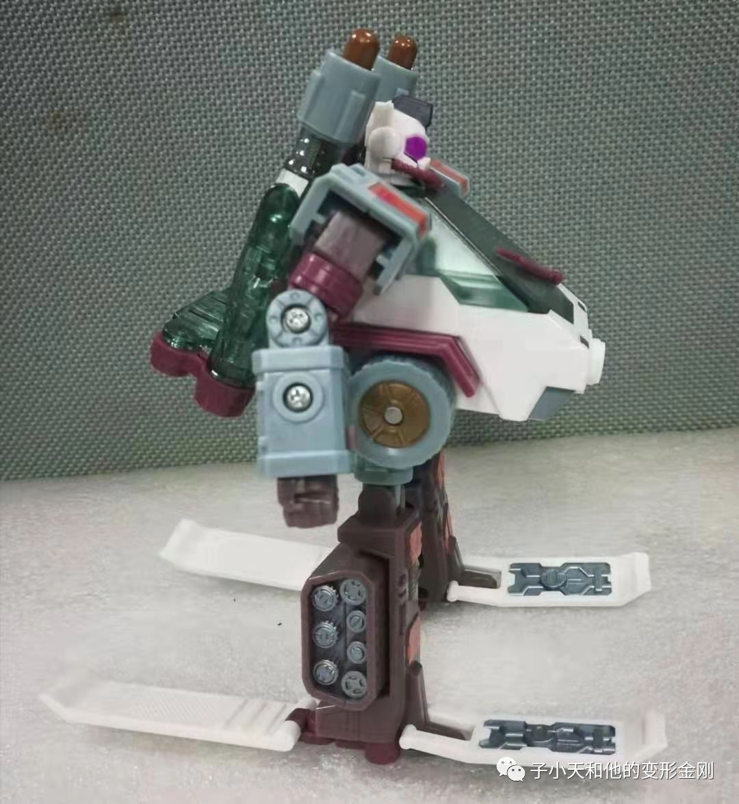 评玩具子小天粑粑总测评变形金刚超能链接e版加强级雪猫车形很不错