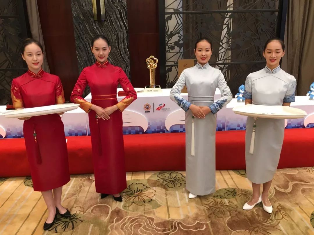 军运会颁奖台,托盘采用整体设计,充分运用"和平鸽"的形象演绎,寓意