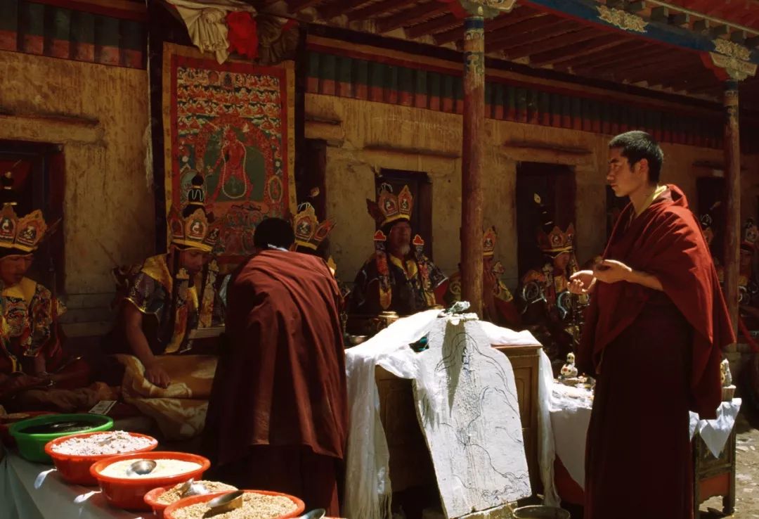 西藏 · 萨迦寺△ 新疆 · 喀什当湖光粼粼的湖面泛起涟漪映出的